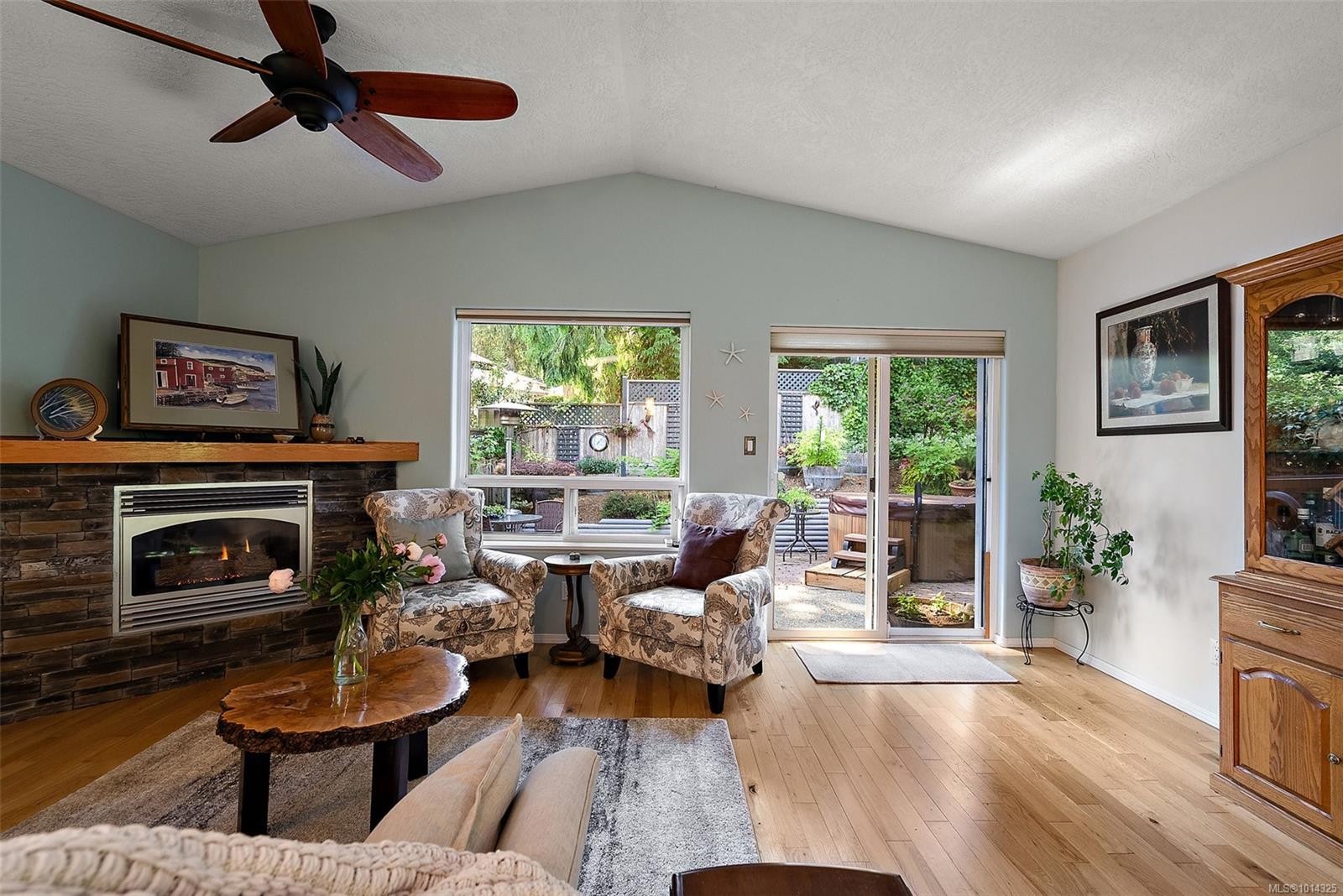 3224 Hillwood Rd, Duncan, BC - Indoor Photo Showing Living Room With Fireplace