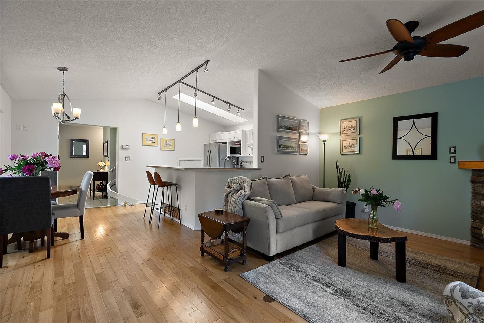 3224 Hillwood Rd, Duncan, BC - Indoor Photo Showing Other Room With Fireplace