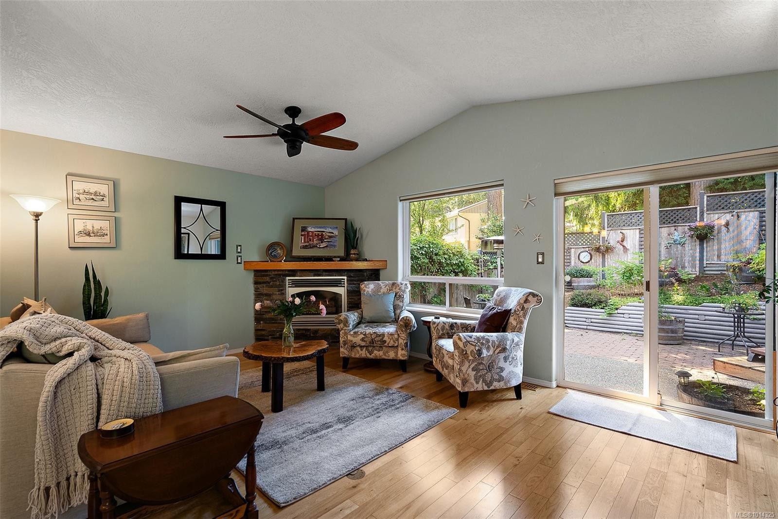 3224 Hillwood Rd, Duncan, BC - Indoor Photo Showing Living Room