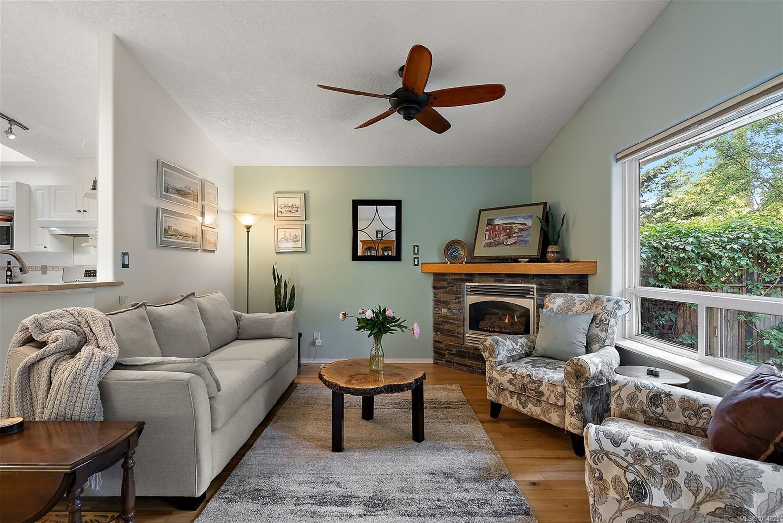 3224 Hillwood Rd, Duncan, BC - Indoor Photo Showing Living Room With Fireplace