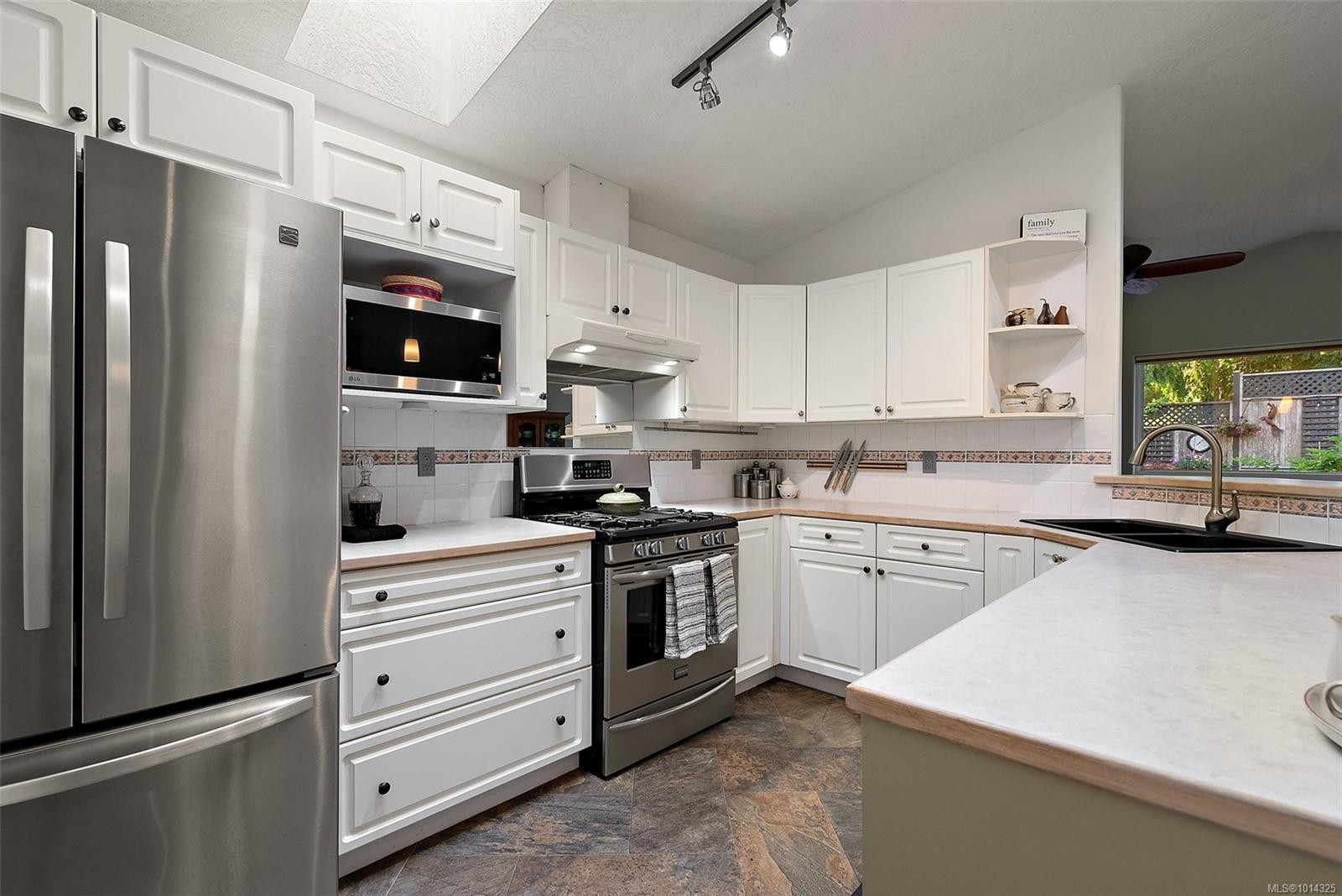 3224 Hillwood Rd, Duncan, BC - Indoor Photo Showing Kitchen