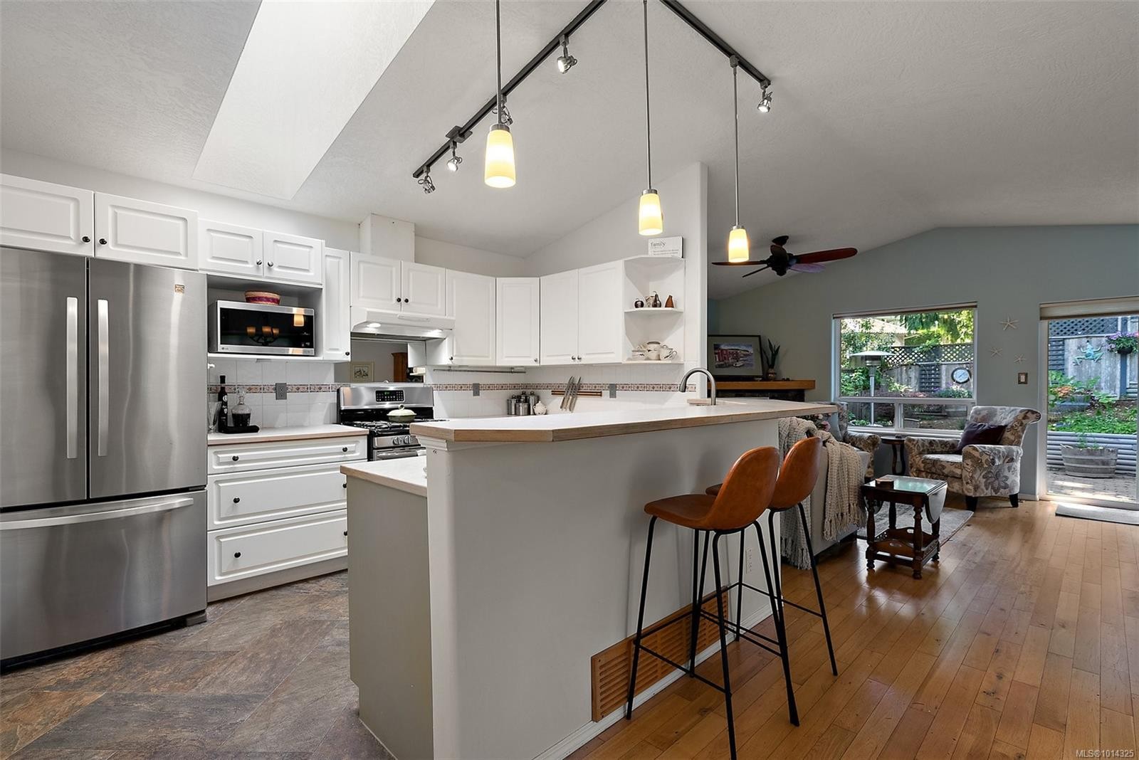 3224 Hillwood Rd, Duncan, BC - Indoor Photo Showing Kitchen With Stainless Steel Kitchen With Upgraded Kitchen