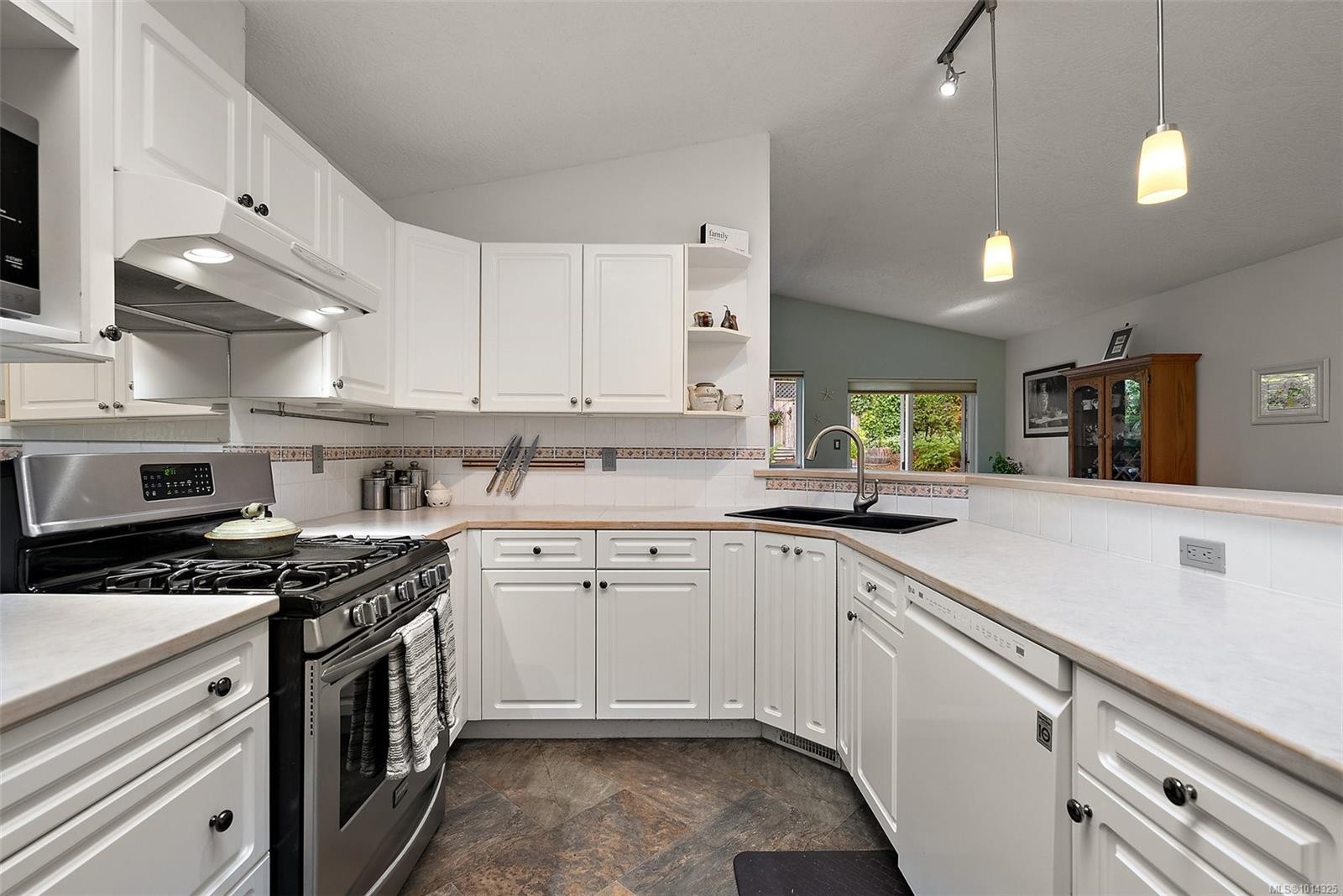 3224 Hillwood Rd, Duncan, BC - Indoor Photo Showing Kitchen