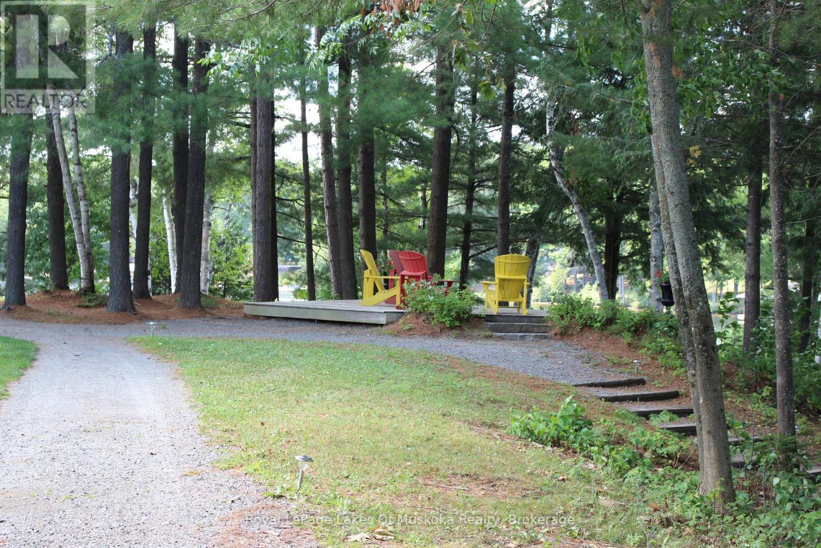Sitting areas - Villa 1 Week 9 - 1020 Birch Glen Road, Lake Of Bays (Mclean), ON