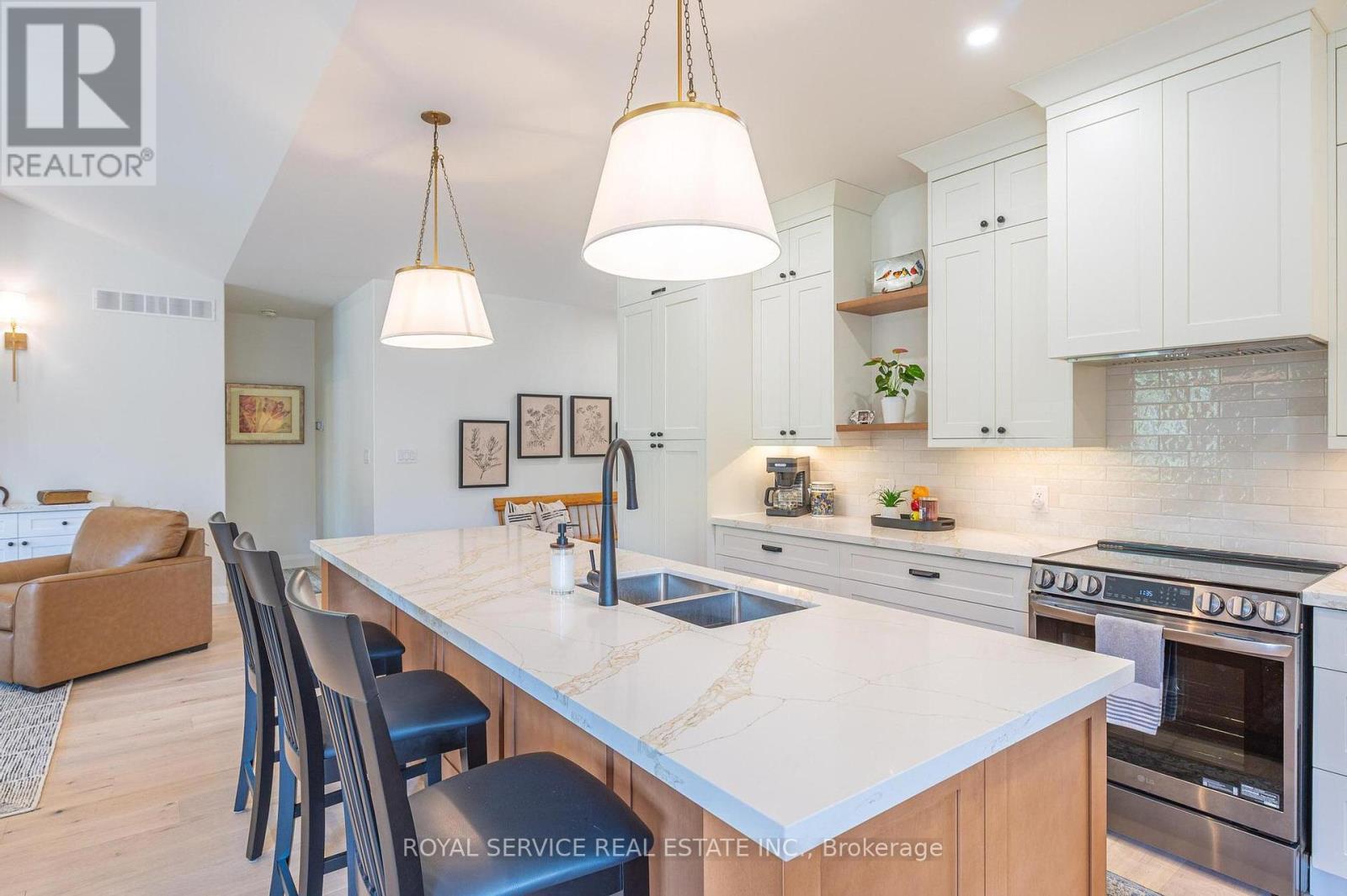 137 Ridgeline Drive, Alnwick/Haldimand (Grafton), ON - Indoor Photo Showing Kitchen With Double Sink With Upgraded Kitchen