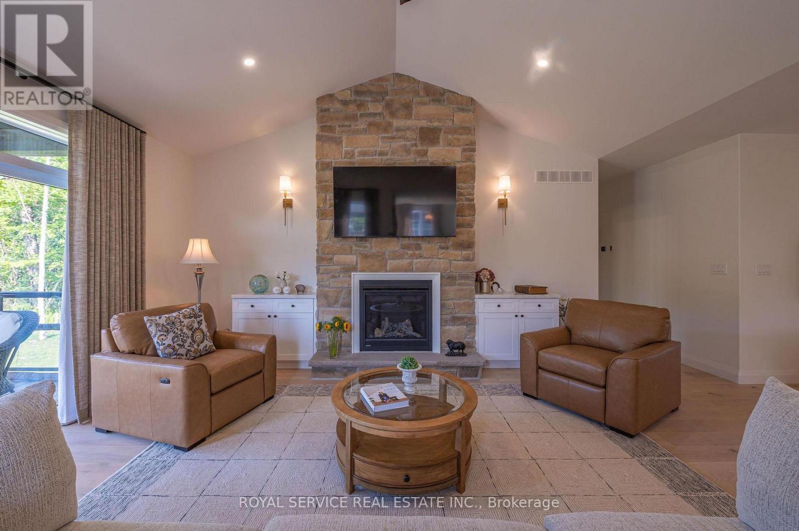 137 Ridgeline Drive, Alnwick/Haldimand (Grafton), ON - Indoor Photo Showing Living Room With Fireplace