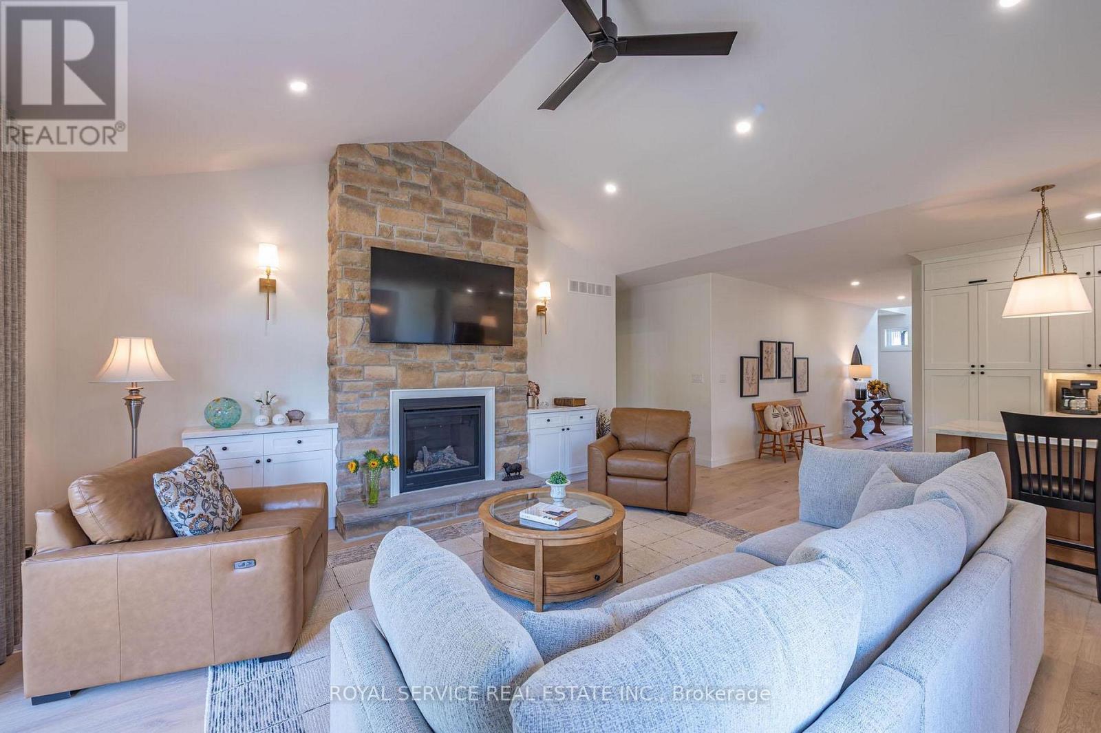 137 Ridgeline Drive, Alnwick/Haldimand (Grafton), ON - Indoor Photo Showing Living Room With Fireplace