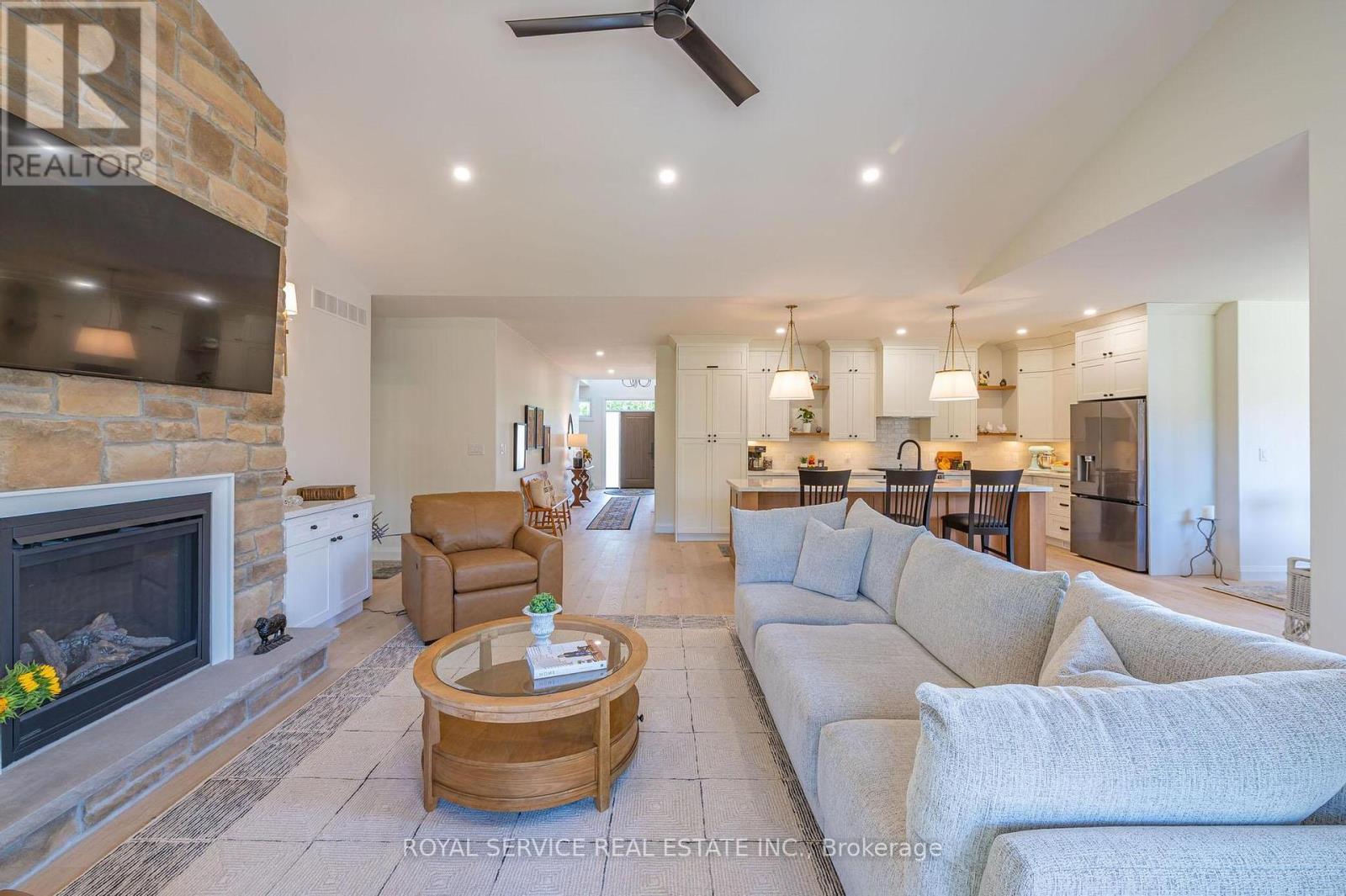 137 Ridgeline Drive, Alnwick/Haldimand (Grafton), ON - Indoor Photo Showing Living Room With Fireplace