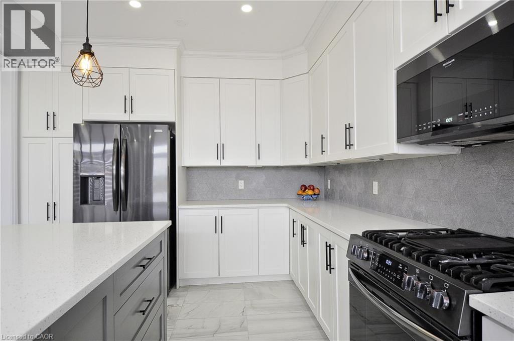 21 Gourlay Farm Lane, Ayr, ON - Indoor Photo Showing Kitchen With Upgraded Kitchen