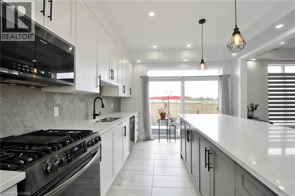 21 Gourlay Farm Lane, Ayr, ON - Indoor Photo Showing Kitchen With Upgraded Kitchen