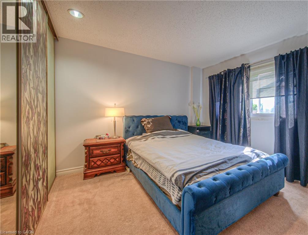 Bedroom featuring light carpet, a textured ceiling, and recessed lighting - 310 Christopher Drive Unit# 15, Cambridge, ON - Indoor Photo Showing Bedroom