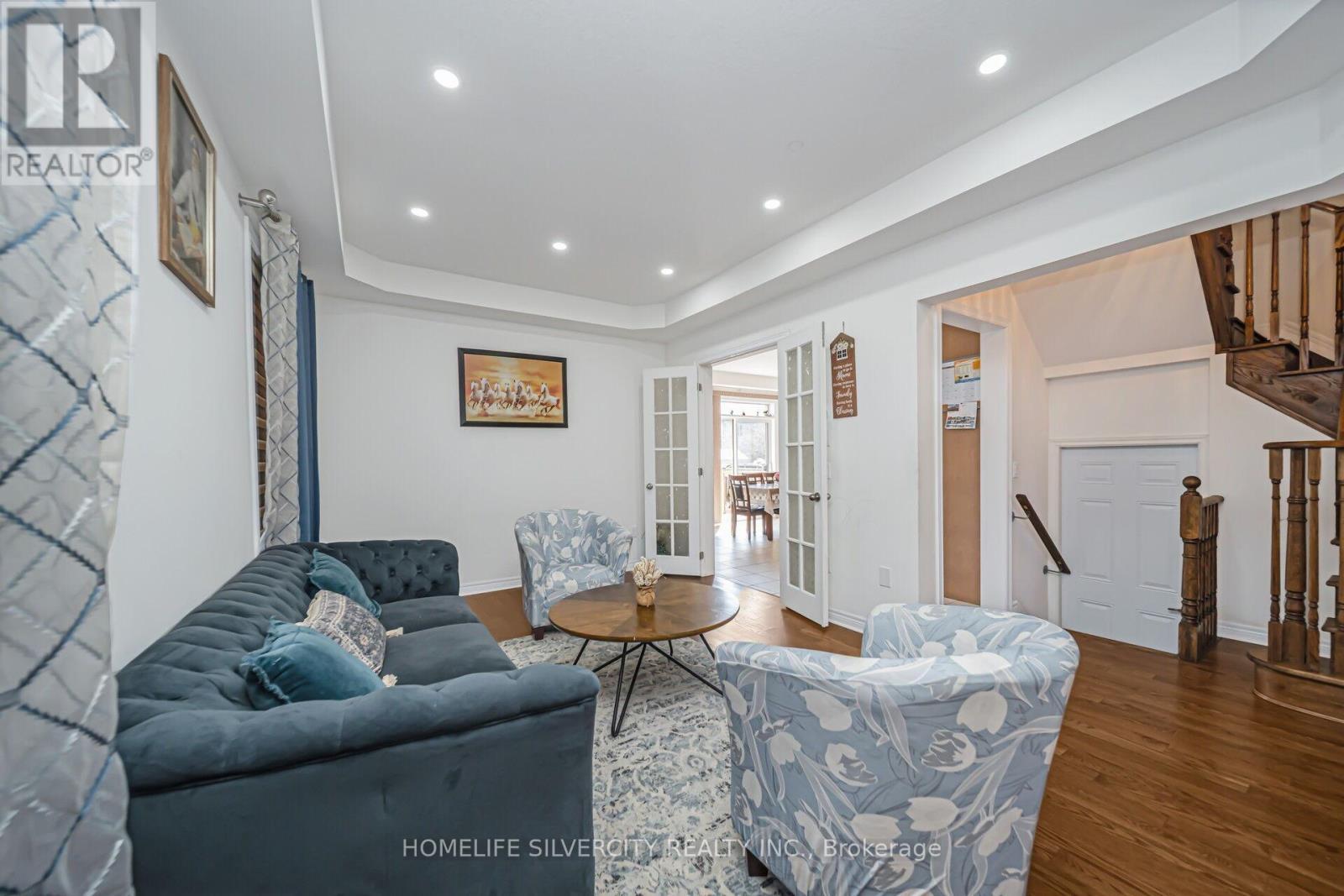 366 Porter Drive, Woodstock, ON - Indoor Photo Showing Living Room