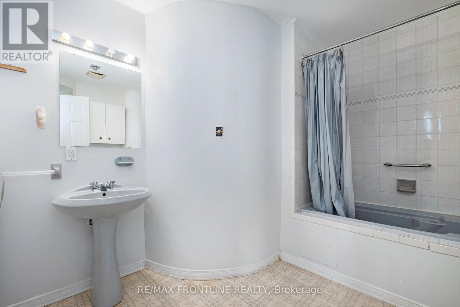 1 - 19 Main Street, Westport, ON - Indoor Photo Showing Bathroom