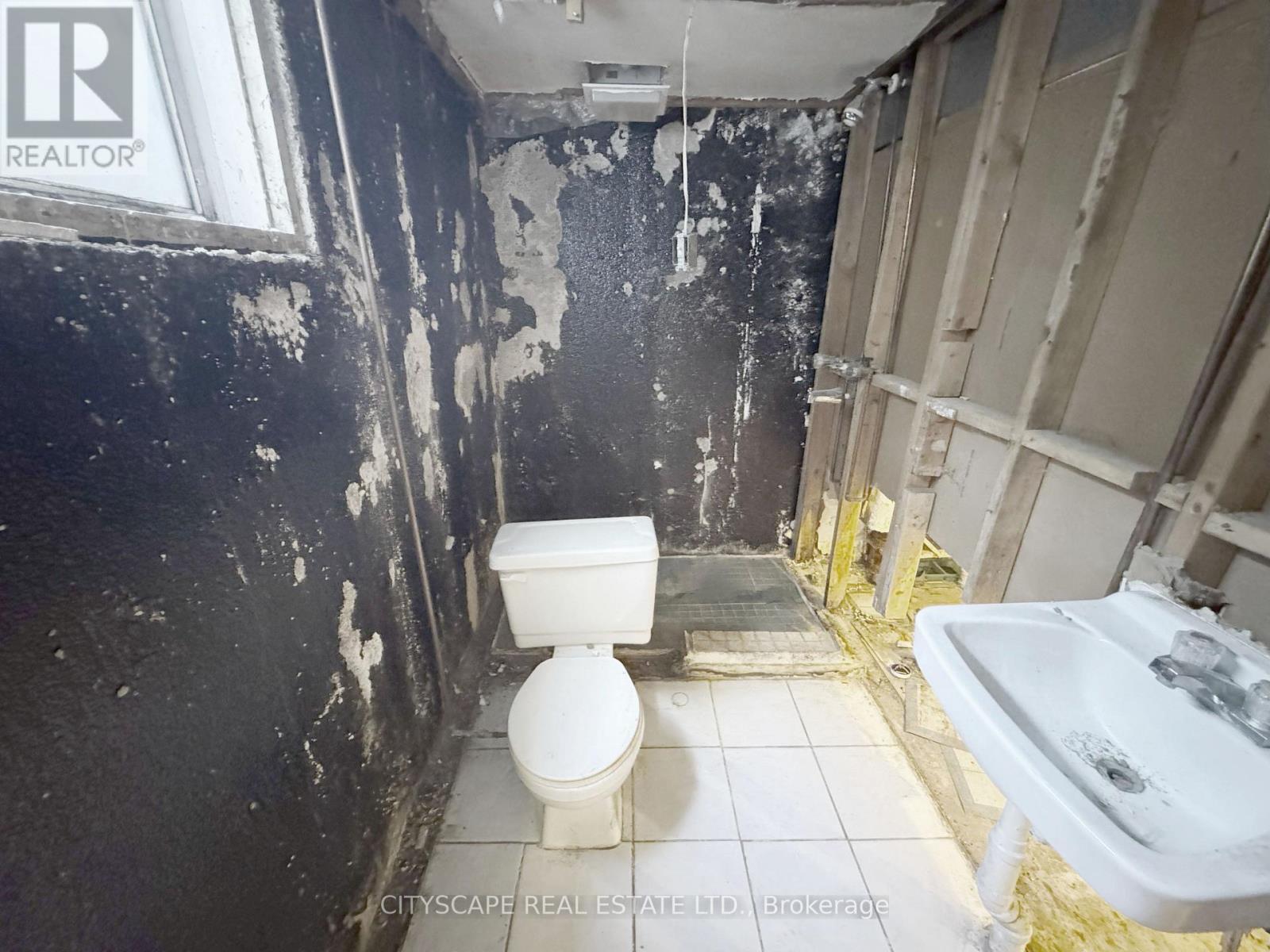 Basement: Bathroom - 2368 Gareth Road, Mississauga, ON - Indoor Photo Showing Bathroom