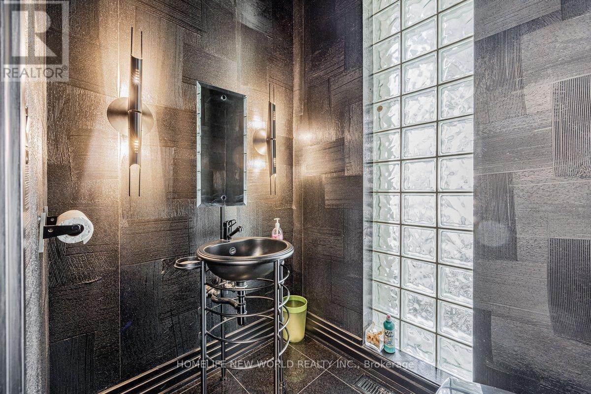 5 Abrams Place, Toronto, ON - Indoor Photo Showing Bathroom