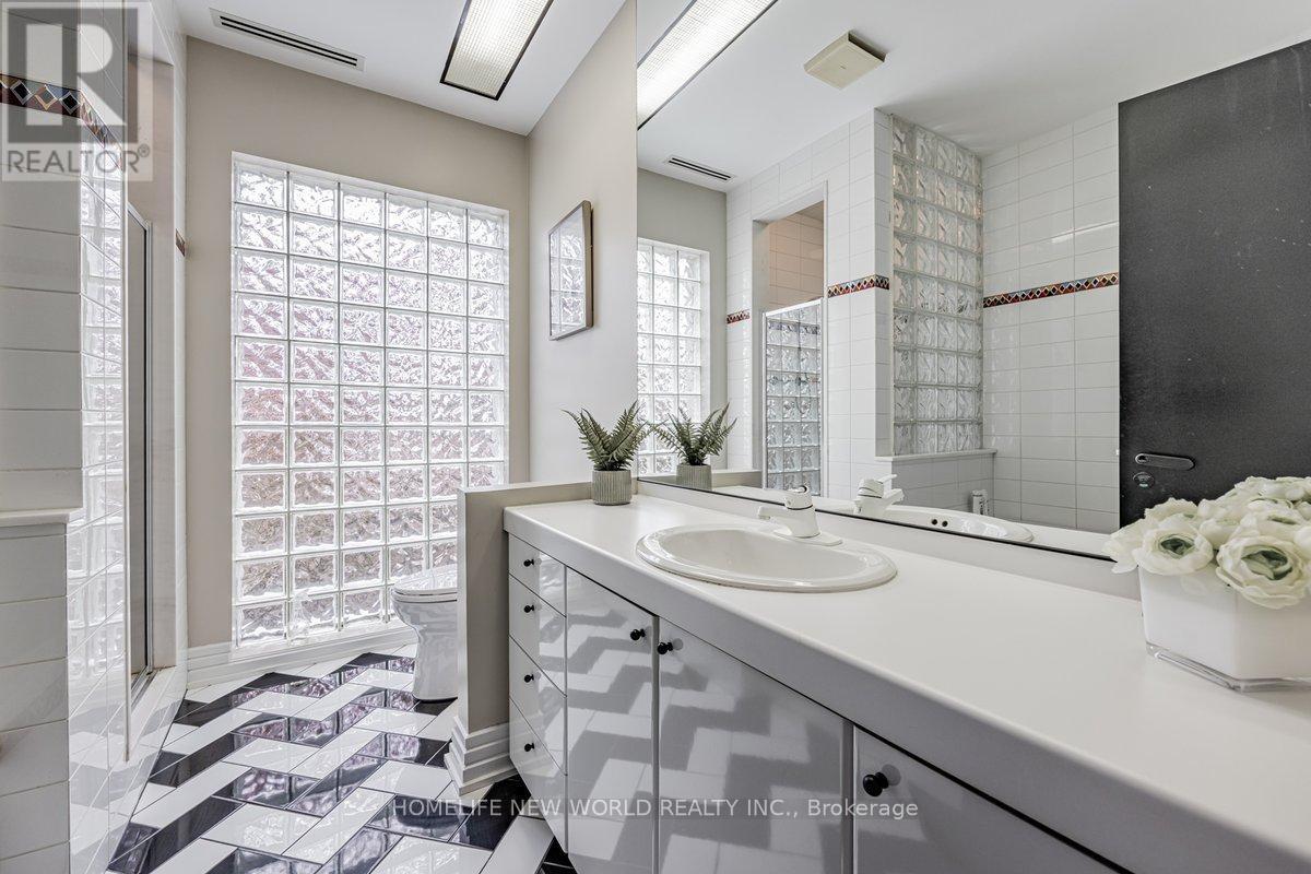 5 Abrams Place, Toronto, ON - Indoor Photo Showing Bathroom
