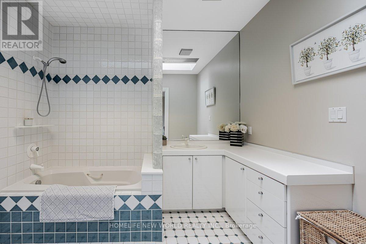 5 Abrams Place, Toronto, ON - Indoor Photo Showing Bathroom