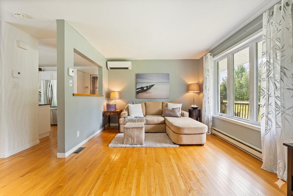 Salon - 35 Rue Bergeron E., Granby, QC - Indoor Photo Showing Living Room