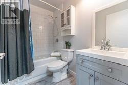145 Chestnut Street N, Cambridge, ON - Indoor Photo Showing Bathroom