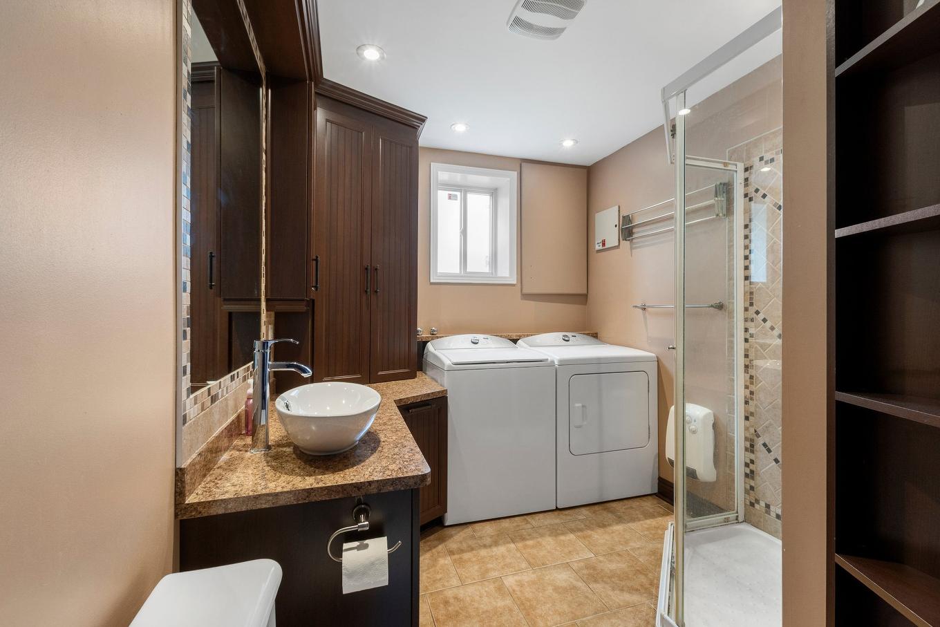 Salle de bains - 13382 Rue St-Michel, Mirabel, QC - Indoor Photo Showing Laundry Room