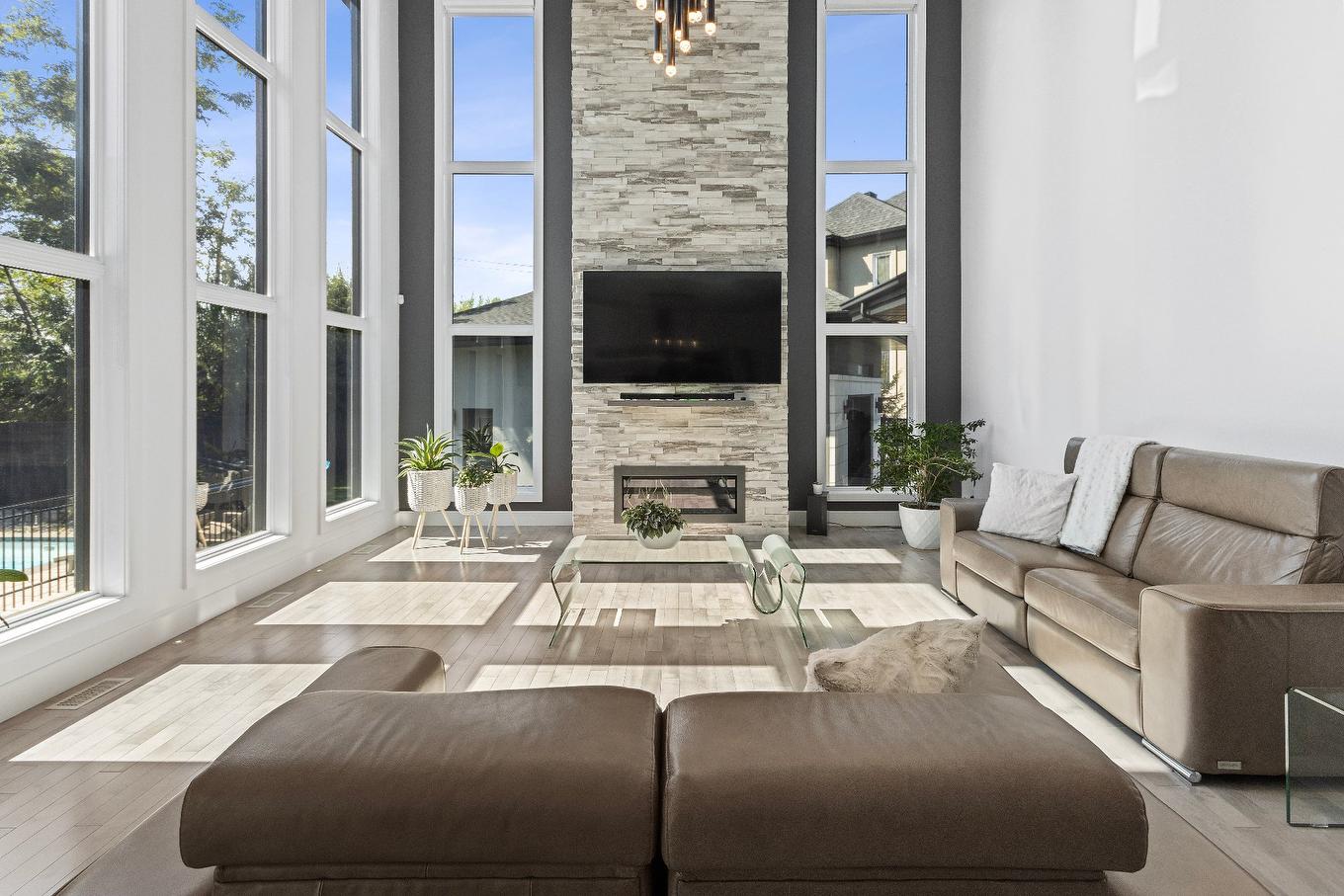 Salon - 43 Rue Molière, Saint-Jean-Sur-Richelieu, QC - Indoor Photo Showing Living Room With Fireplace