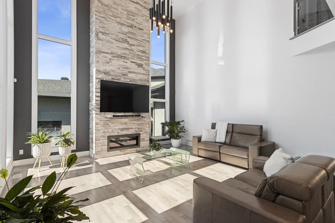 Salon - 43 Rue Molière, Saint-Jean-Sur-Richelieu, QC - Indoor Photo Showing Living Room With Fireplace