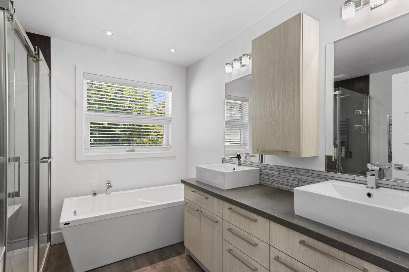 Salle de bains attenante à la CCP - 43 Rue Molière, Saint-Jean-Sur-Richelieu, QC - Indoor Photo Showing Bathroom