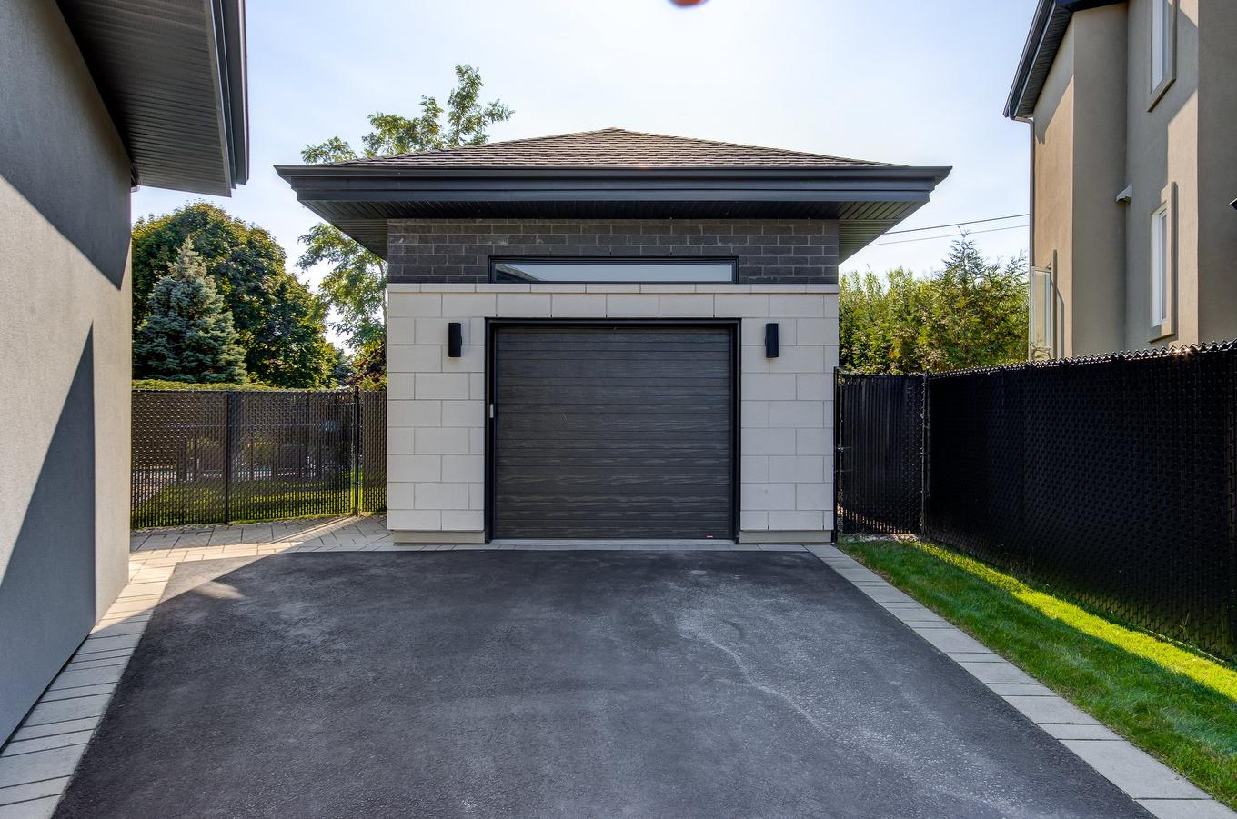 Garage - 43 Rue Molière, Saint-Jean-Sur-Richelieu, QC - Outdoor With Exterior