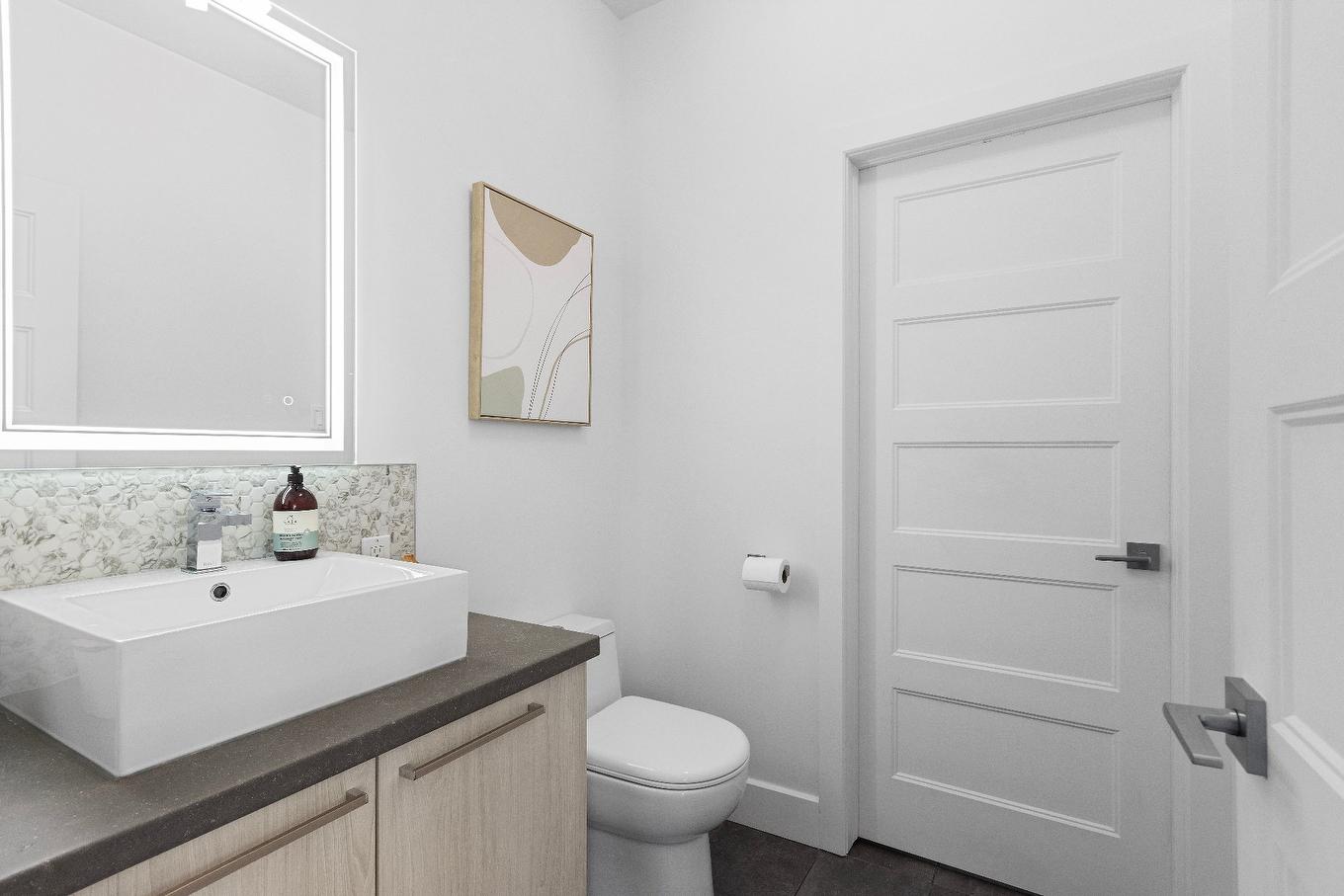 Bord de l'eau - 43 Rue Molière, Saint-Jean-Sur-Richelieu, QC - Indoor Photo Showing Bathroom