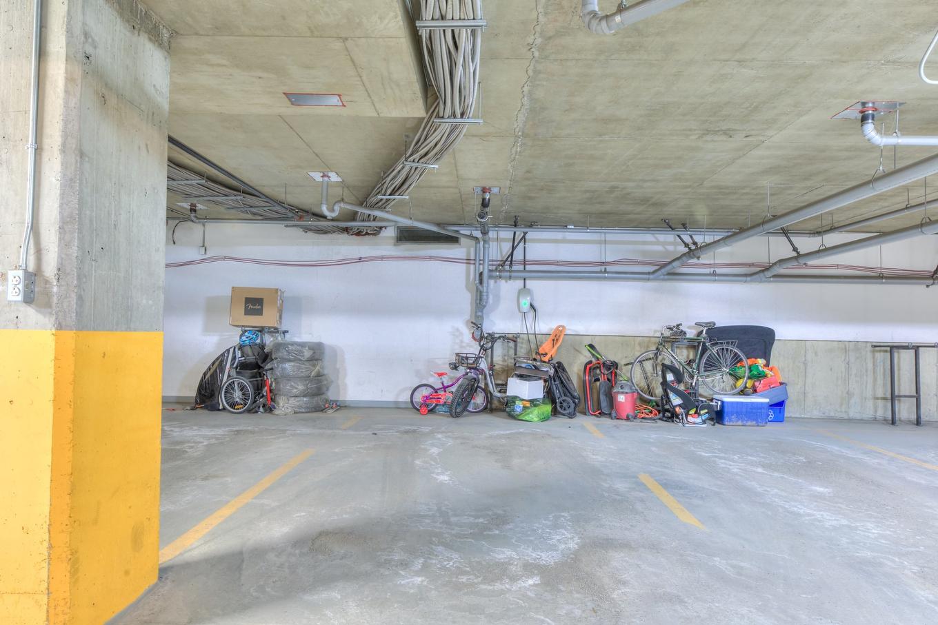Garage - 409-5700 Rue Garnier, Montréal (Rosemont/La Petite-Patrie), QC - Indoor Photo Showing Garage