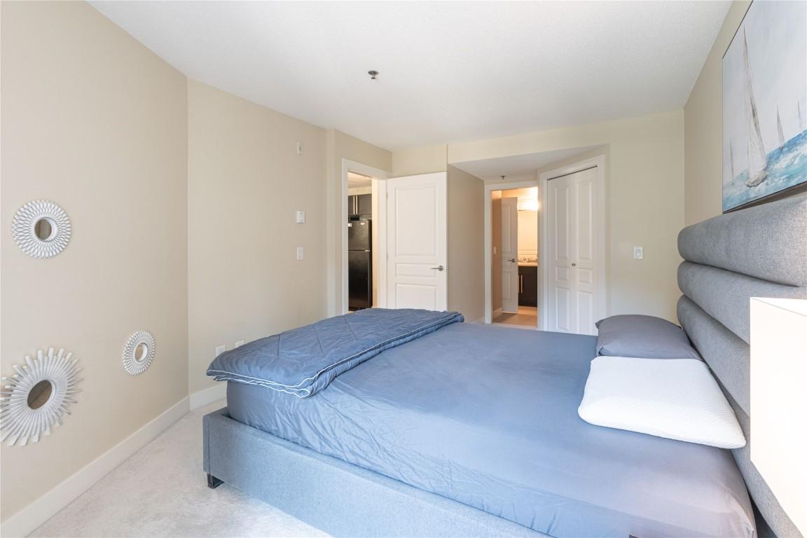 218-1089 Sunset Drive, Kelowna, BC - Indoor Photo Showing Bedroom