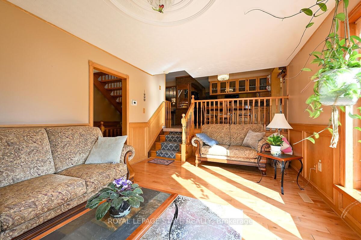 53 Glover Road, Hamilton, ON - Indoor Photo Showing Living Room