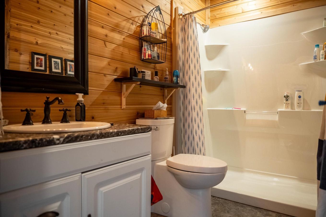 63 S Poplar Bay, District Of Kenora, ON - Indoor Photo Showing Bathroom