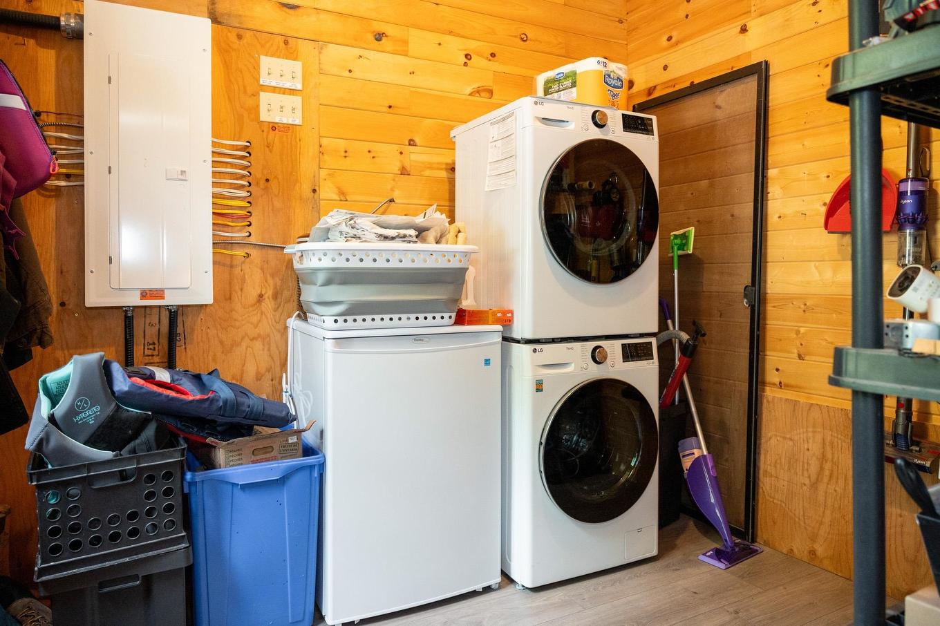 63 S Poplar Bay, District Of Kenora, ON - Indoor Photo Showing Laundry Room
