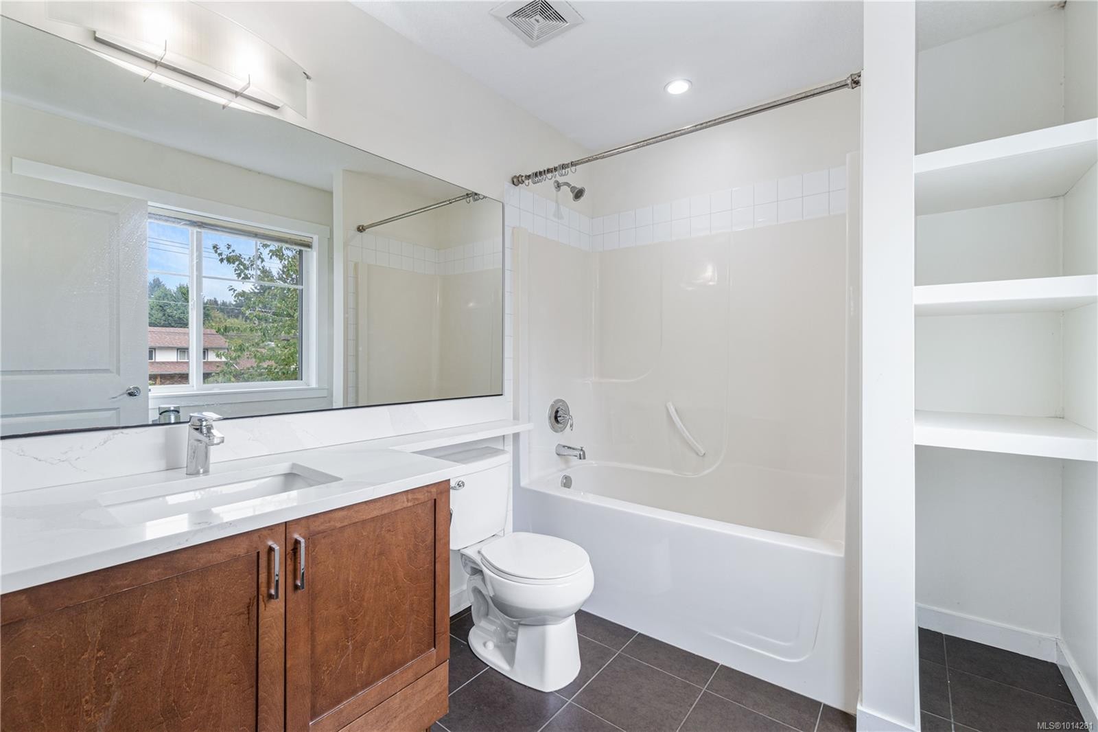 301-1675 Crescent View Dr, Nanaimo, BC