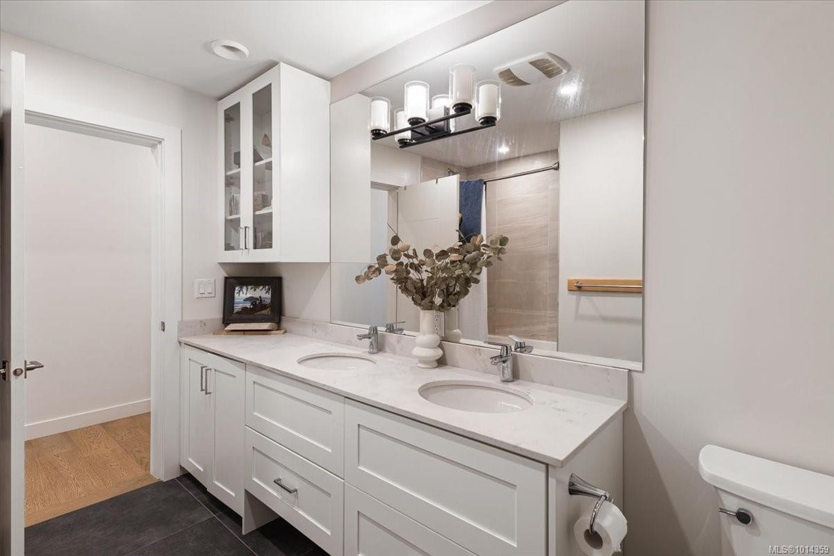 102-5711 Vanderneuk Rd, Nanaimo, BC