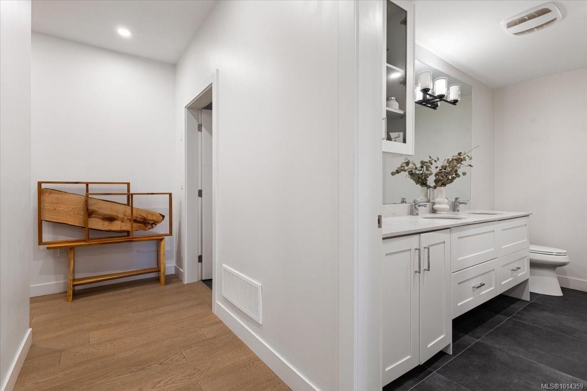 102-5711 Vanderneuk Rd, Nanaimo, BC