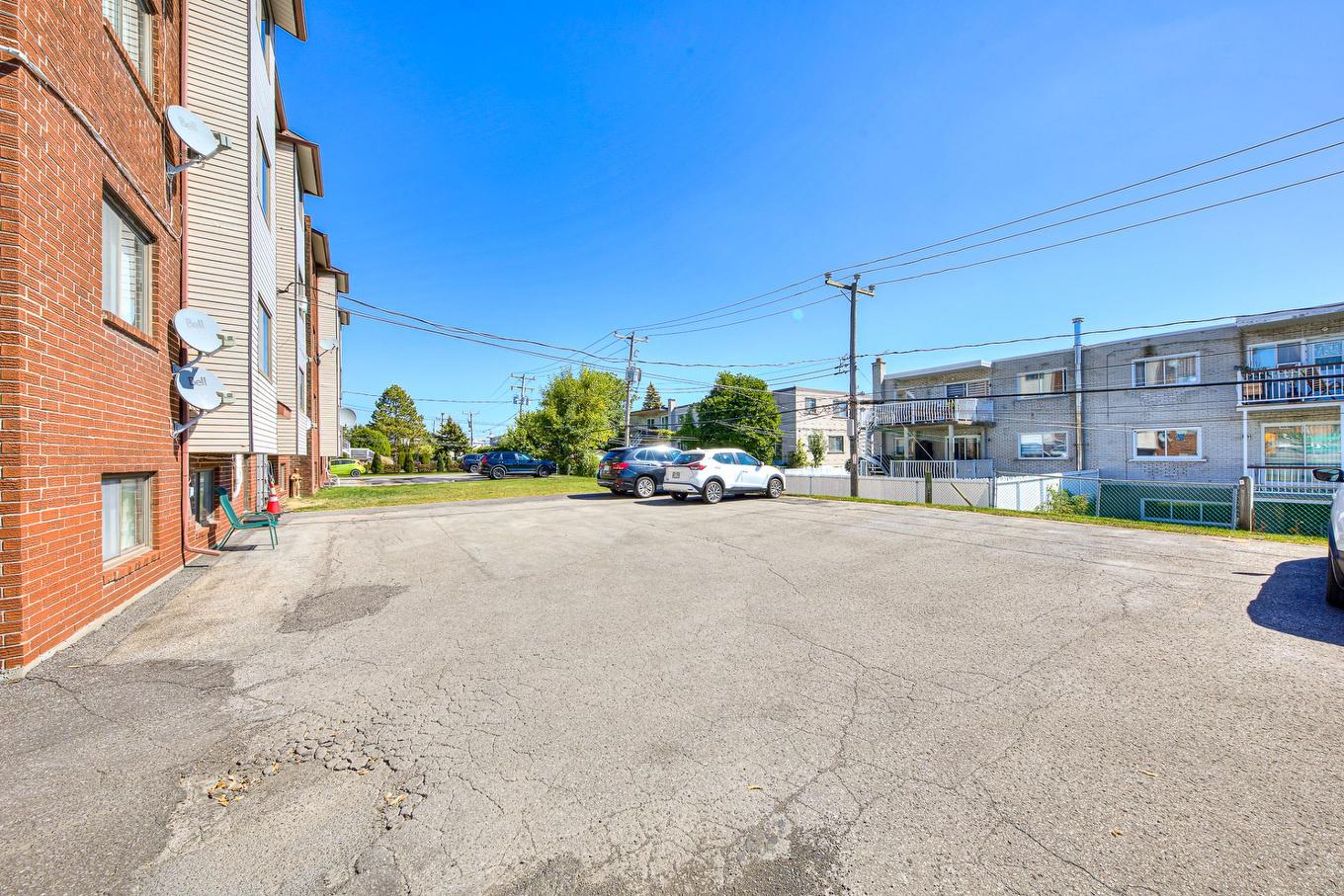 Stationnement - 8-4948 Boul. Notre-Dame, Laval (Chomedey), QC - Outdoor