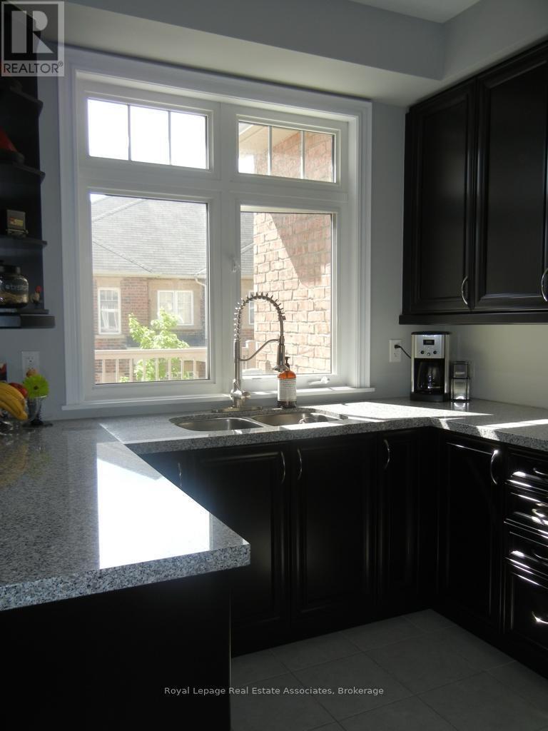 2022 Lakeshore Road W, Mississauga, ON - Indoor Photo Showing Kitchen