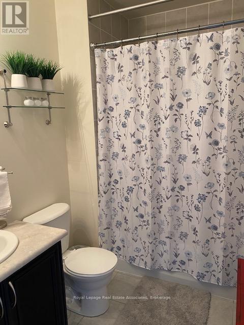 2022 Lakeshore Road W, Mississauga, ON - Indoor Photo Showing Bathroom