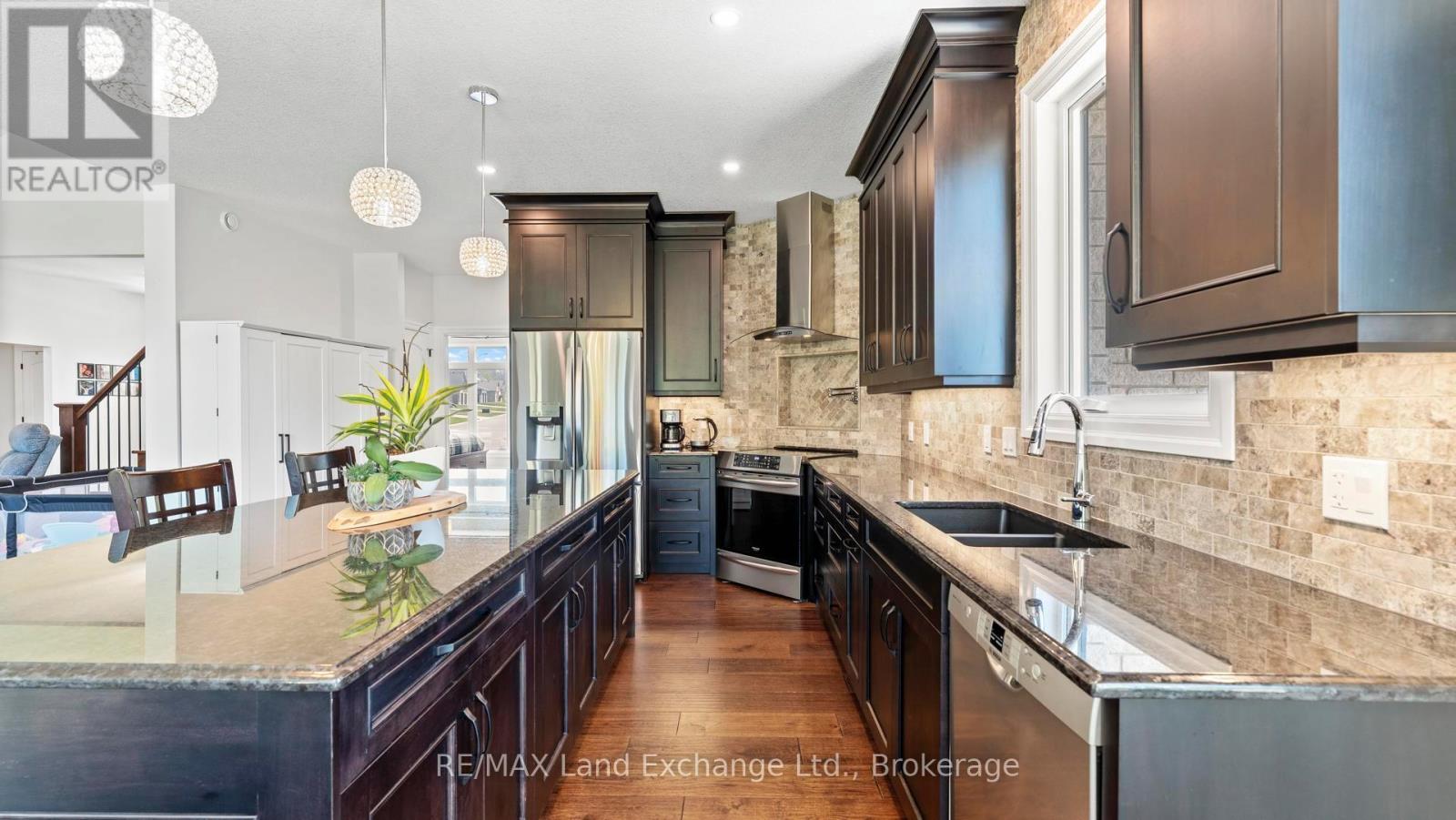 939 Bogdanovic Way, Huron-Kinloss, ON - Indoor Photo Showing Kitchen With Double Sink With Upgraded Kitchen