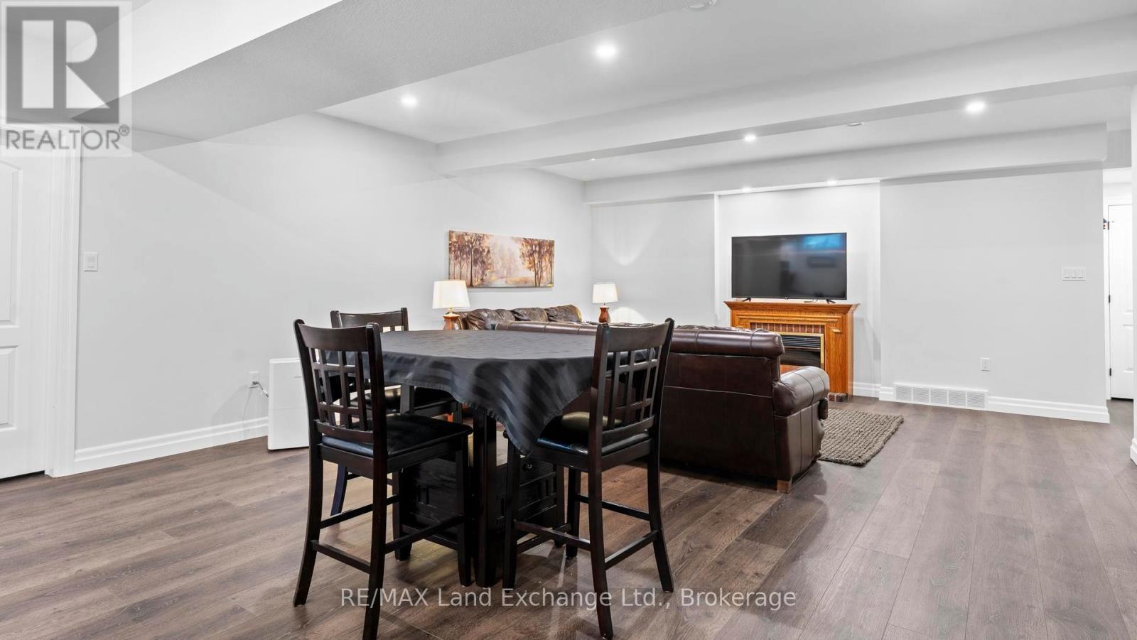 939 Bogdanovic Way, Huron-Kinloss, ON - Indoor Photo Showing Dining Room