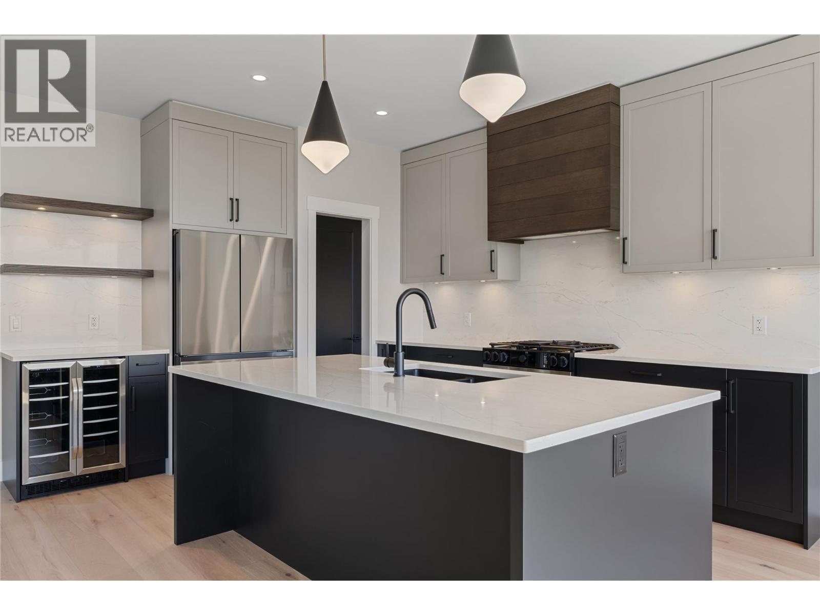 2531 Pinnacle Ridge Drive, West Kelowna, BC - Indoor Photo Showing Kitchen With Upgraded Kitchen