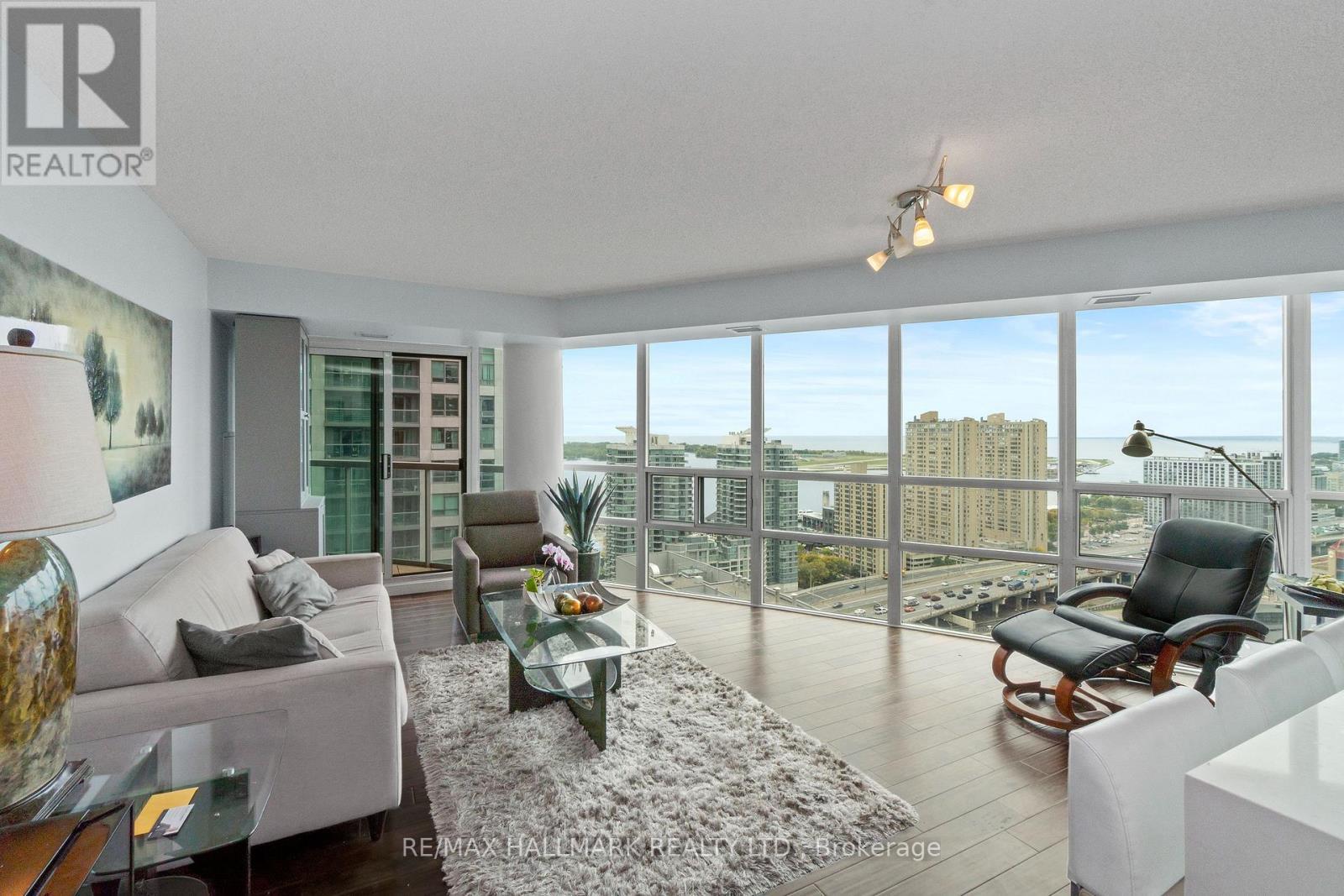 3211 - 30 Grand Trunk Crescent, Toronto, ON - Indoor Photo Showing Living Room