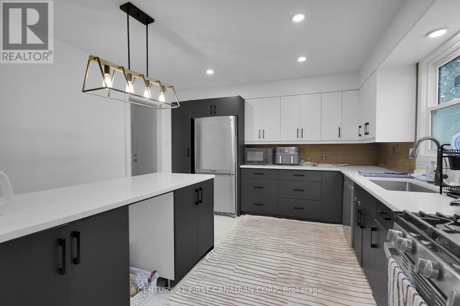 1027 Flintlock Court N, London North (North P), ON - Indoor Photo Showing Kitchen