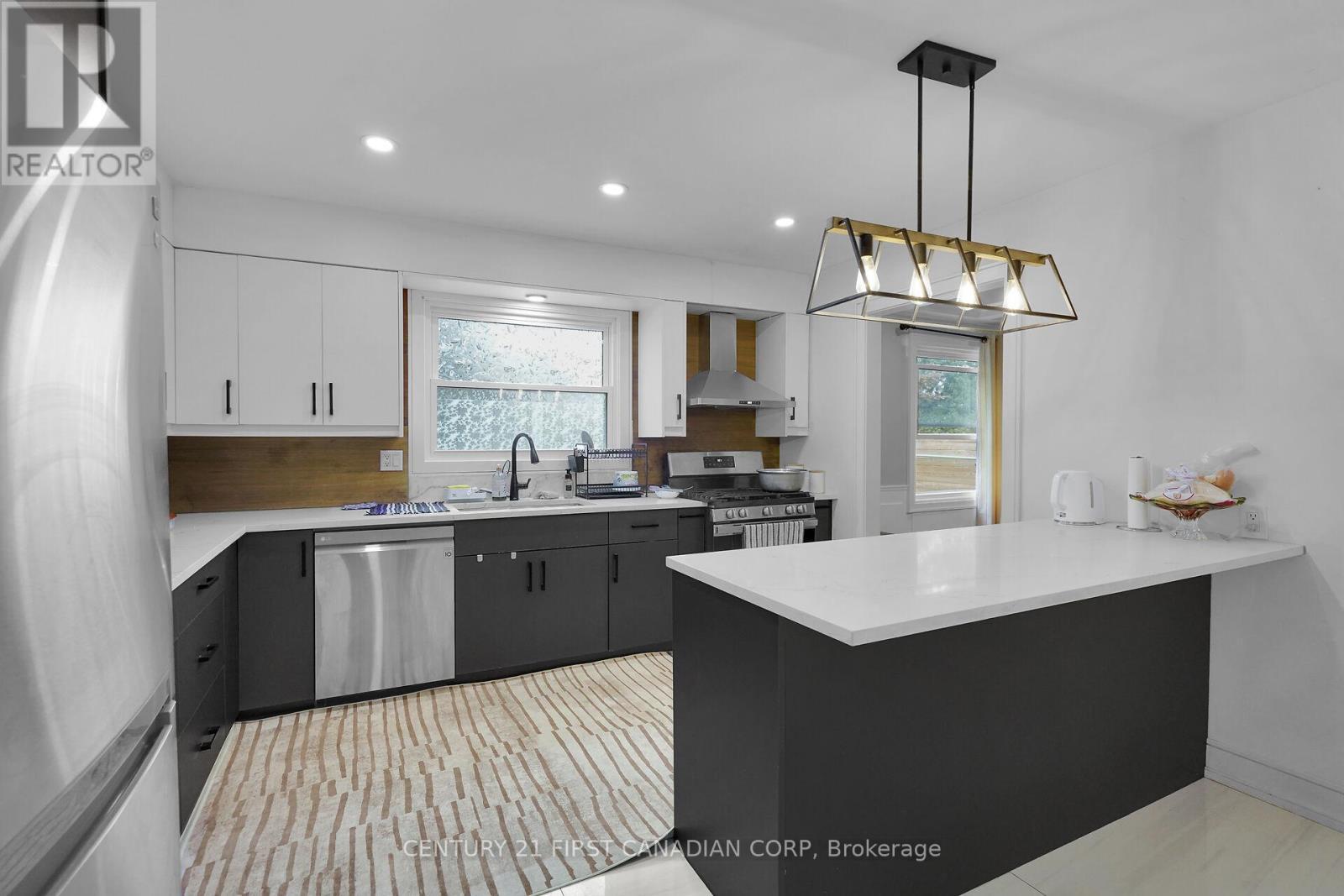 1027 Flintlock Court N, London North (North P), ON - Indoor Photo Showing Kitchen