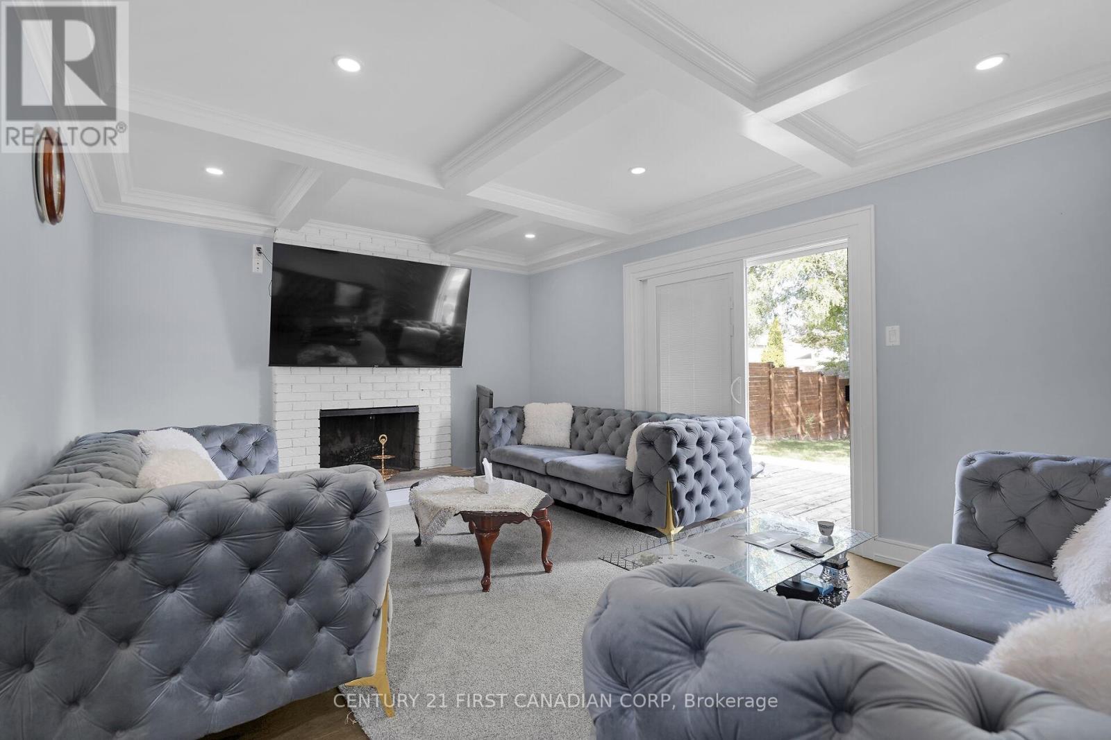 1027 Flintlock Court N, London North (North P), ON - Indoor Photo Showing Living Room With Fireplace