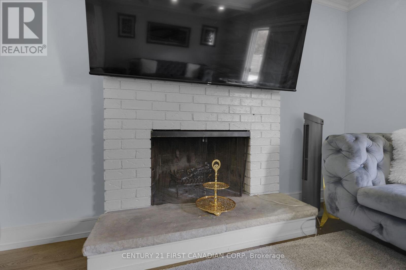 1027 Flintlock Court N, London North (North P), ON - Indoor Photo Showing Living Room With Fireplace