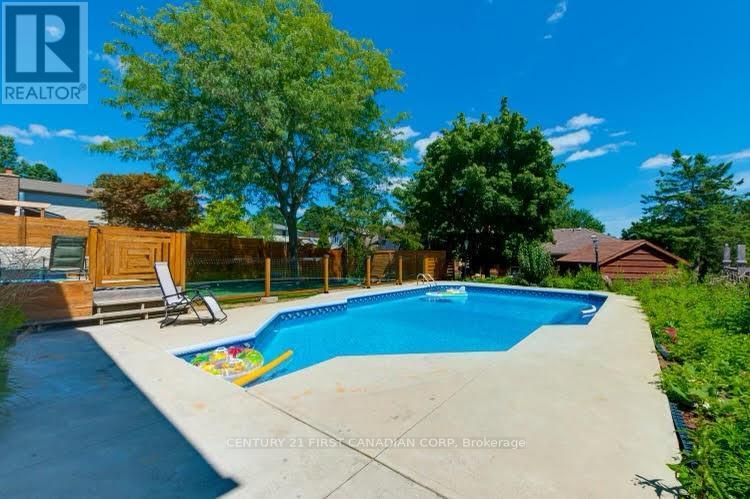 1027 Flintlock Court N, London North (North P), ON - Outdoor With In Ground Pool With Backyard