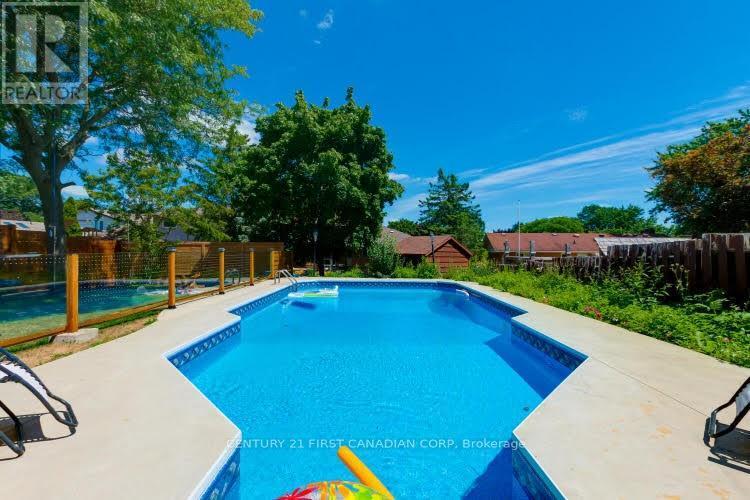 1027 Flintlock Court N, London North (North P), ON - Outdoor With In Ground Pool With Backyard